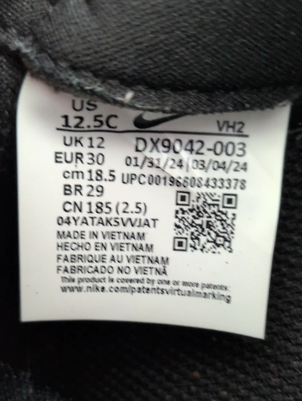Nike Tanjun EasyOn Sneaker - Black & White - 12.5 C